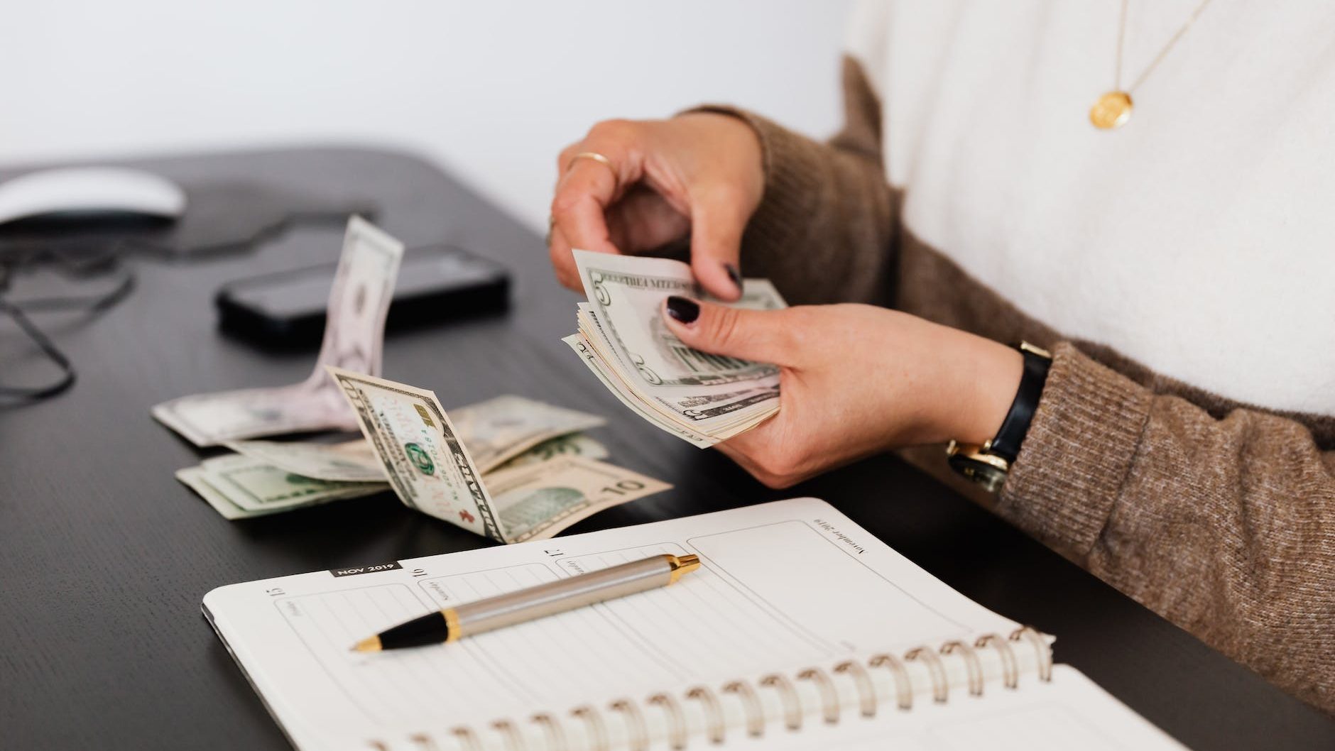 Cara Menjadi Pengusaha Sukses dengan Modal Kecil 1 person counting cash money